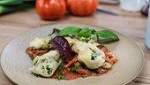 Salat von Ochsenherzparadeiser mit Junglauch, Schnittlauch & Brokkoli im Weinteig. (Beispielfoto)