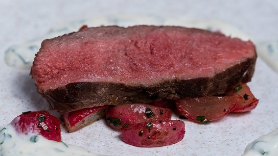Rückwärtsgebratenes Steak vom Tiroler Jahrling mit gebratenen Radieschen & Kräuter-Schafsjoghurt-Dip