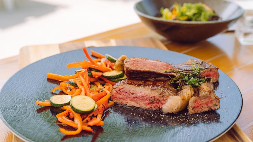 Goritschniggs Rib Eye Steak mit roter Spitzpaprika, Zucchini und sommerlichem Blattsalat