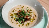 Brotsuppe mit Essiggurkerln, Speck, Senf, Miso und Hanföl