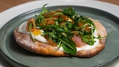 Zelten mit Selchfisch, Innviertler Crème fraîche, Salzzitrone und Rucola