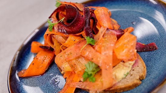 Sauerteigbruschetta mit Hummus, bunten Karotten, Za´atar & Sumach