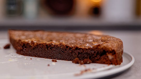 Schoko-Schock Kuchen mit Kardamom-Obers