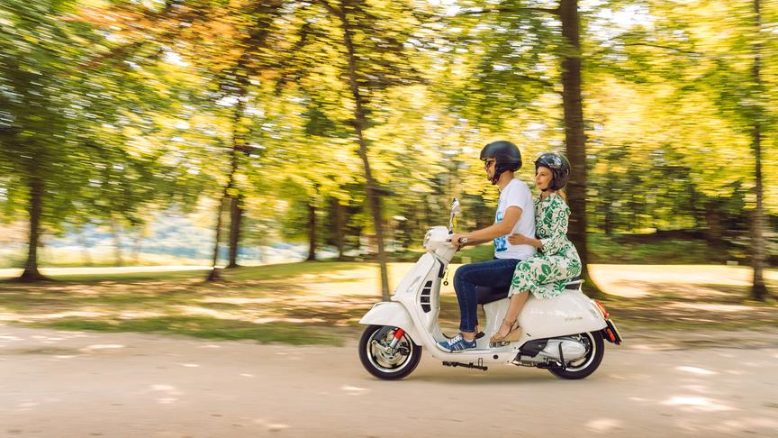 © Foto: Simeon Baker Silvia unterwegs auf der Vespa mit Mario.