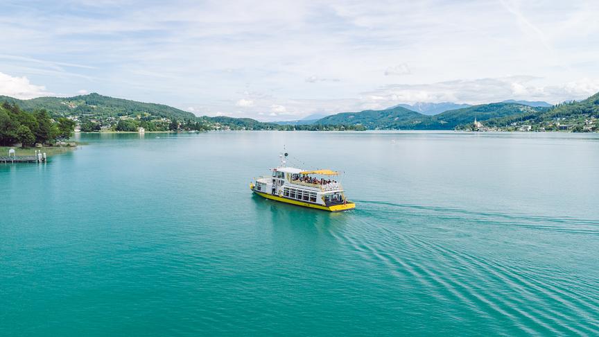 © Foto: Simeon Baker Ein Passagierschiff kreuzt den Wörthersee.