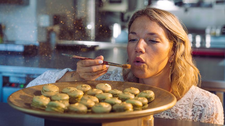 © Foto: Simeon Baker Ines Frank bestaubt Makronen.