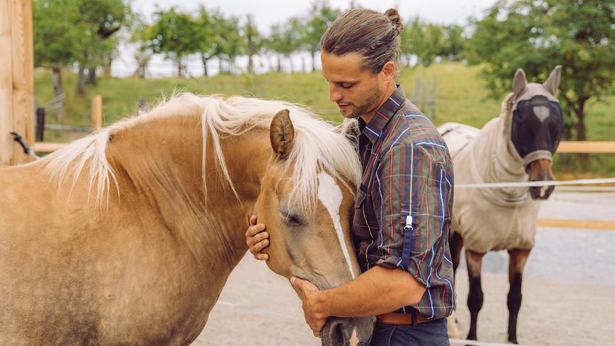 © Foto: Simeon Baker Obstbauer Franz Lauritsch mit seinen Pferden.