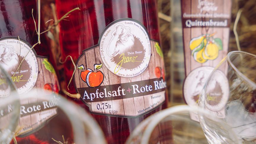 © Foto: Simeon Baker Silvia zu Besuch Silvia am Hof von Franz Lauritsch.