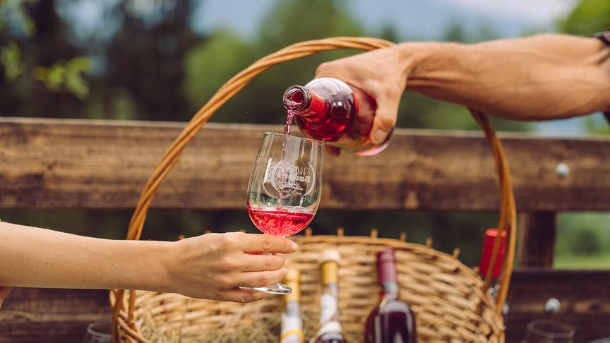 © Foto: Simeon Baker Silvia verkostet die Produkte von Obstbauer Franz Lauritsch.