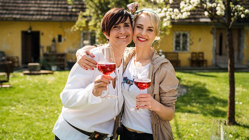 Silvia genießt verkostet gemeinsam mit Karin Maleninsky die Produkte.