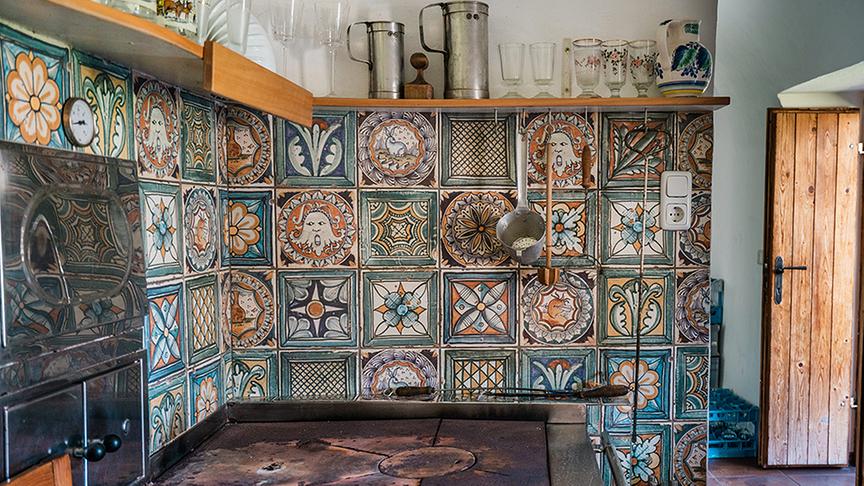 In der wunderschön verkachelten Küche befindet sich ein alter, mit Holz betriebener Herd.