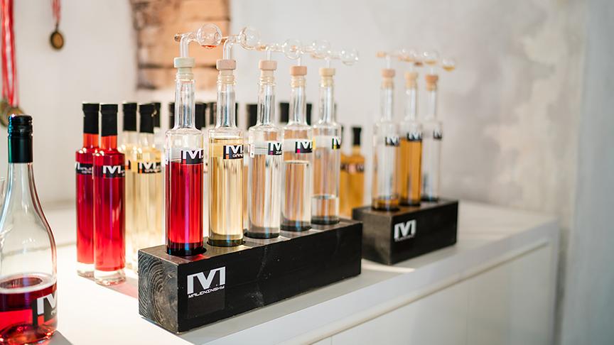 Hier wird eine breite Palette von Produkten angeboten: Most, Schnaps, Obstperlenwein, Brände und Liköre und auch Honigprodukte.