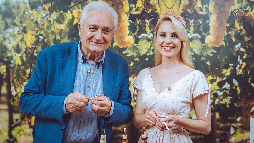 Silvia verkostet in Modena Balsamico-Essig mit Experte Ermes Malpighi.