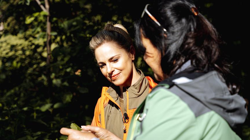 Silvia Schneider und Elisabeth Rofner beim Kräuter sammeln