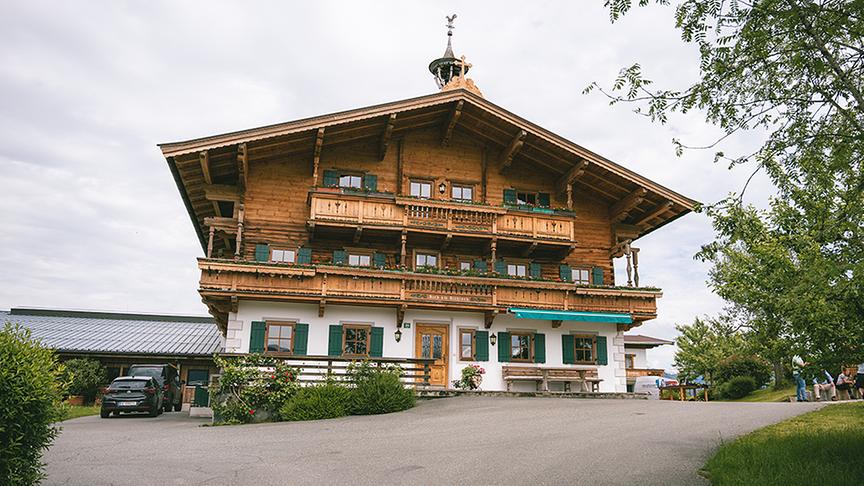 © Foto: Simeon Baker Silvia Schneider zu Besuch bei Anni Oberlechner.