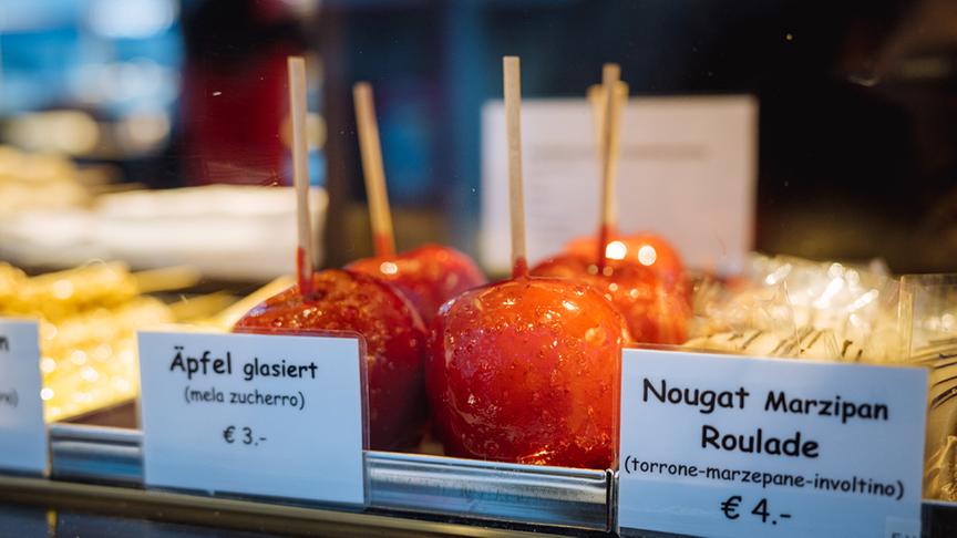 © Silvia Schneider GmbH/ Simeon Baker Silvia Schneider am Adventmarkt Villach