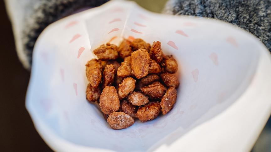 © Silvia Schneider GmbH/ Simeon Baker Silvia Schneider am Adventmarkt Villach