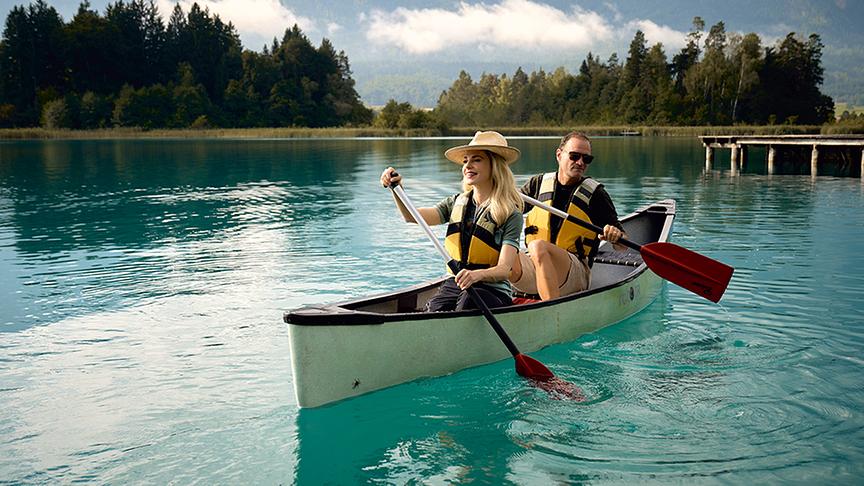 © Foto: ORF/ Silvia Schneider GmbH/ Christian Vogel Die nächste Etappe ist der Faaker See. Mit Paco und Hund Susi erkundet Silvia die Schilfstraßen des Sees.