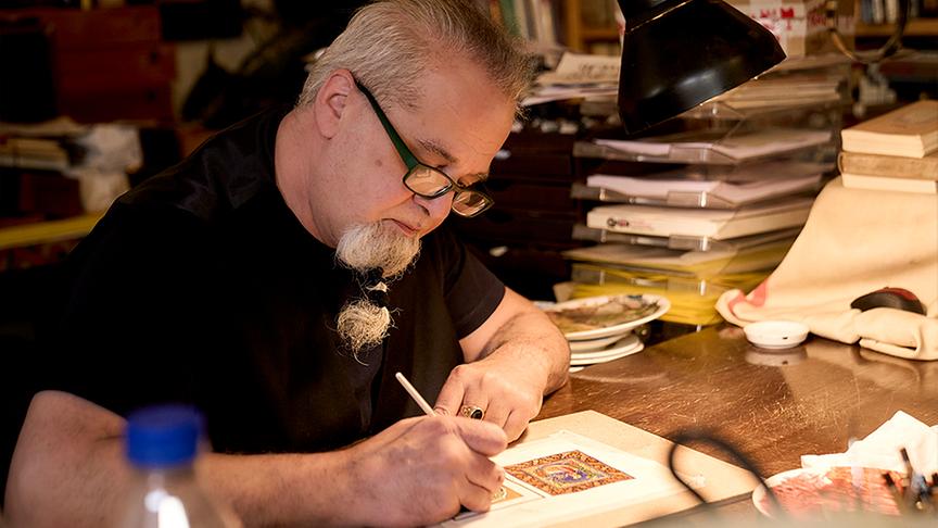 © Foto: ORF/ Silvia Schneider GmbH/ Christian Vogel In Cividale del Friuli praktiziert Massimo Accon die Kunst des Schönschreibens - ein selten gewordenes Handwerk, das er sogar schon für den Papst ausüben durfte.