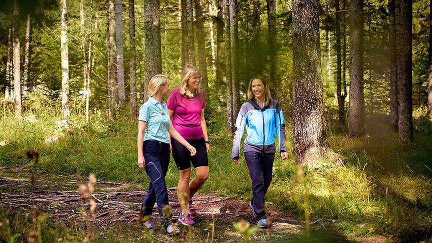 © Foto: ORF/ Silvia Schneider GmbH/ Christian Vogel Bei Tarvis trifft Silvia die Naturführerin Tania Beinat und Wanderführerin Leila Meroi.