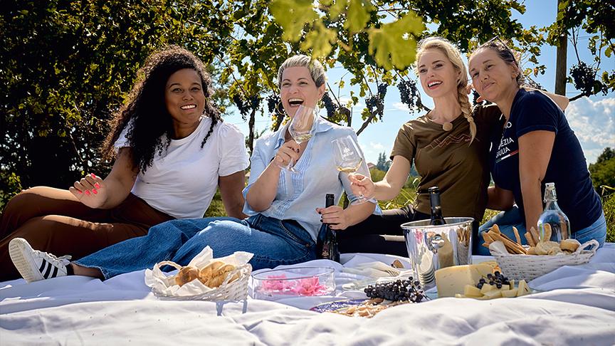© Foto: ORF/ Silvia Schneider GmbH/ Christian Vogel Picknick mit Freunden in der Villa Russiz.