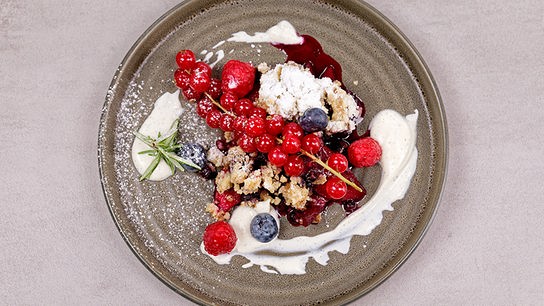 Apfel-Lebkuchen-Crumble mit Heidelbeeren und Vanille-Obers