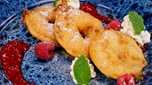 Apfelradln mit Vanille-Schlagobers und Himbeersauce