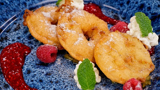 Apfelradln mit Vanille-Schlagobers und Himbeersauce