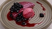 Aroniatörtchen mit Schwarzbeersorbet, Mohnmiso und Duftpelargonie