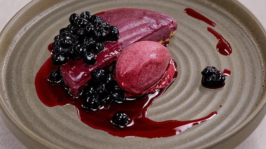 Aroniatörtchen mit Schwarzbeersorbet, Mohnmiso und Duftpelargonie