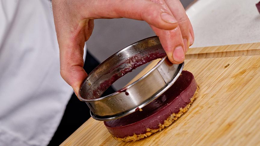 Aroniatörtchen mit Schwarzbeersorbet, Mohnmiso und Duftpelargonie