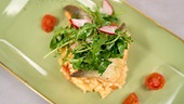 Bachsaibling mit Tomatenrisotto und Kräutersalat