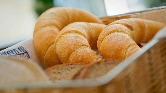 © Foto: ORF/ Silvia Schneider GmbH/ Juraj Melicher Wiener Frühstückskipferl und Hausbrot der Bäckerei Grimm