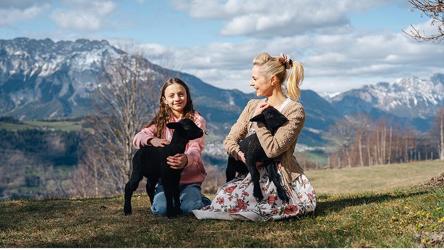 Silvia besucht den Hof von Familie Percht.