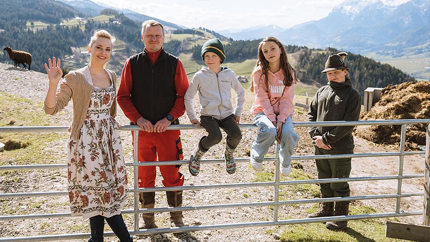 Silvia besucht den Hof von Familie Percht.