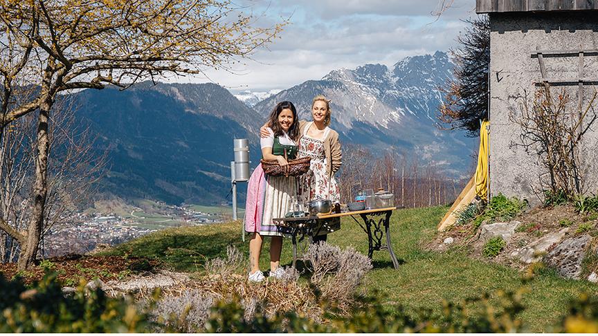 Andrea Percht und Silvia widmen sich den Kräutern.