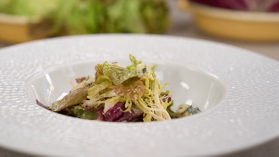 © Foto: ORF/ Silvia Schneider GmbH/ Juraj Melicher Bittersalate mit Fourme d‘Ambert