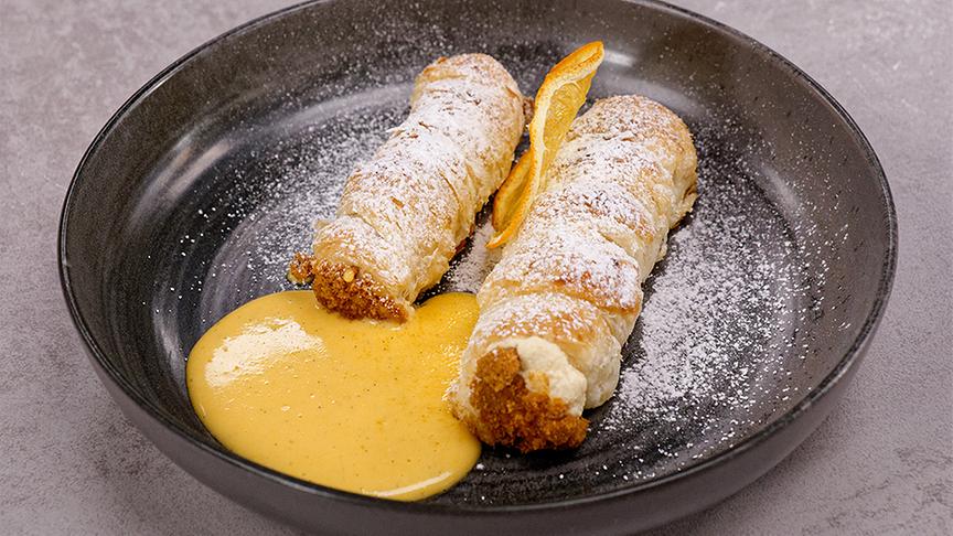 © Foto: ORF/ Silvia Schneider GmbH/ Juraj Melicher Blätterteigröllchen mit Spekulatius-Mascarpone-Creme und Vanillesauce