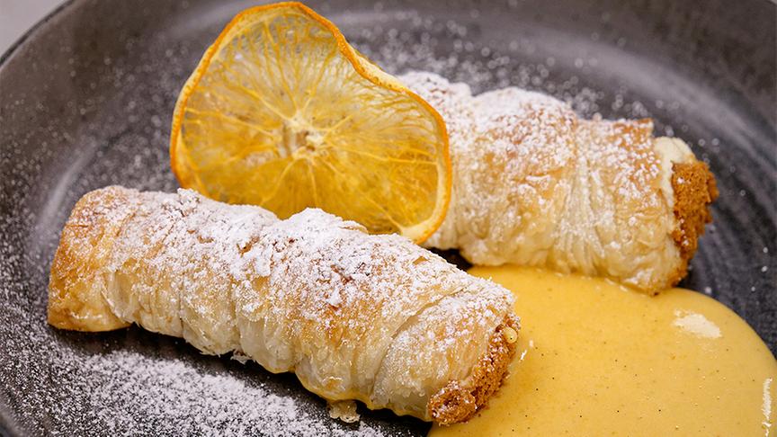 © Foto: ORF/ Silvia Schneider GmbH/ Juraj Melicher Blätterteigröllchen mit Spekulatius-Mascarpone-Creme und Vanillesauce