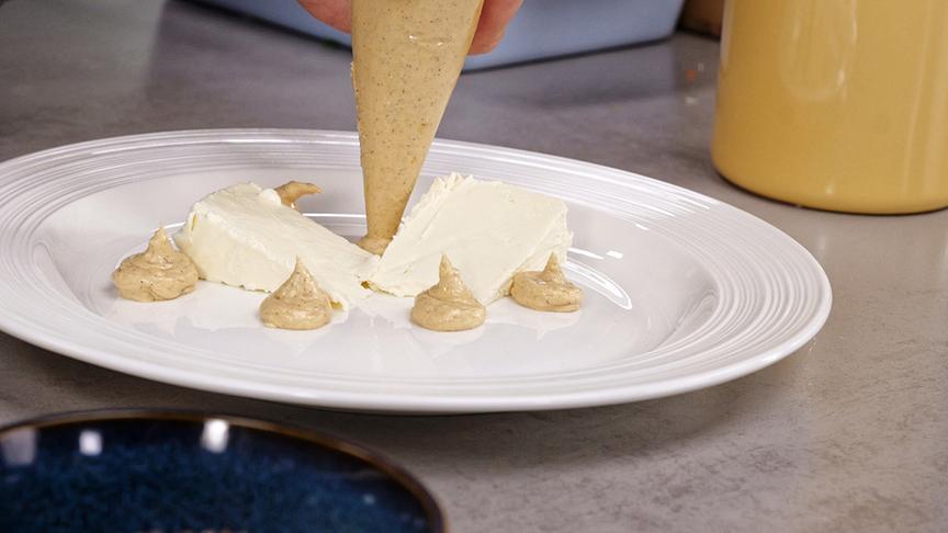 Brillat-Savarin mit Brombeeren, Zartbitterschokolade & Erdnussbutter-Buttercreme