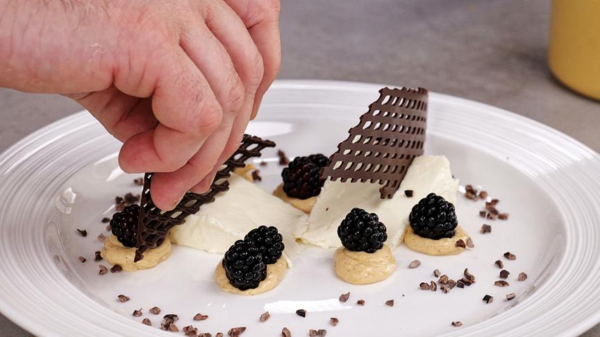 Brillat-Savarin mit Brombeeren, Zartbitterschokolade & Erdnussbutter-Buttercreme