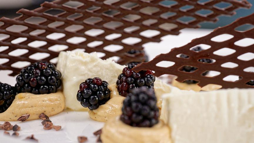 Brillat-Savarin mit Brombeeren, Zartbitterschokolade & Erdnussbutter-Buttercreme
