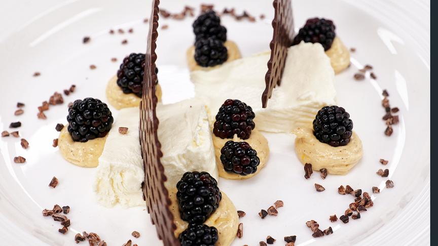 Brillat-Savarin mit Brombeeren, Zartbitterschokolade & Erdnussbutter-Buttercreme