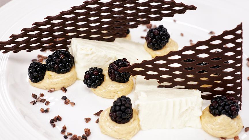 © Foto: ORF/ Silvia Schneider GmbH/ Juraj Melicher Brillat-Savarin mit Brombeeren, Zartbitterschokolade & Erdnussbutter-Buttercreme