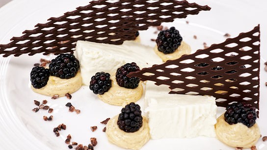 © Foto: ORF/ Silvia Schneider GmbH/ Juraj Melicher Brillat-Savarin mit Brombeeren, Zartbitterschokolade & Erdnussbutter-Buttercreme