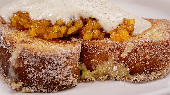 © Foto: ORF/ Silvia Schneider GmbH/ Juraj Melicher Brioche-French Toast mit Apfelragout & Zimt-Crème Fraîche