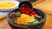 Bulgogi Bibimbap - Reisgericht mit Bulgogi-Rindfleisch, Gemuese, Eistreifen und Shiitake-Pilzen