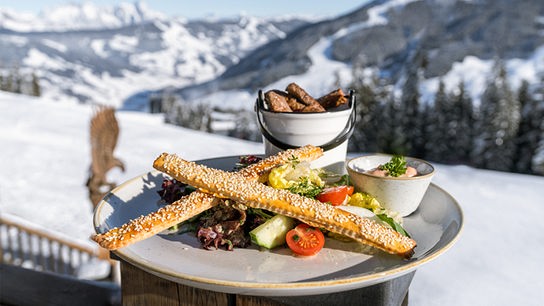 Bunter Salat mit gegrillten Steakstreifen vom Bio-Jungrind mit Parmesanstangen