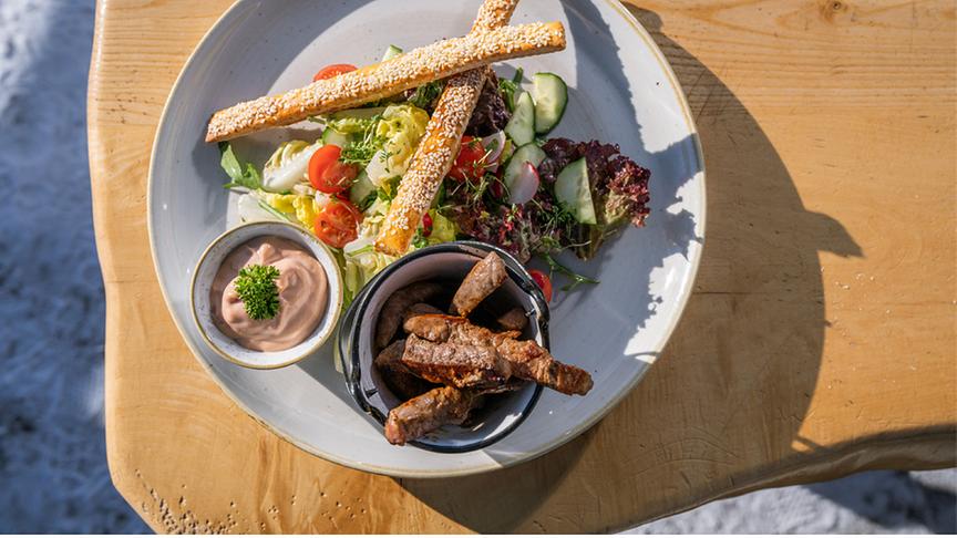 Bunter Salat mit gegrillten Steakstreifen vom Bio-Jungrind mit Parmesanstangen