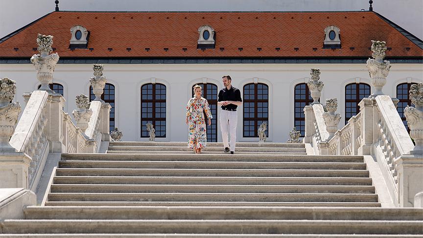 Martin Kašák führt Silvia durch die Burg Bratislava.